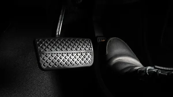 Pedales de automóvil, una persona está presionando el pedal del acelerador en su automóvil.