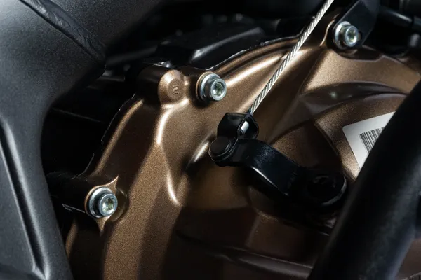 Sistema de embrague de un carro con cable mecánico que permite el control eficiente del desacoplamiento del motor.