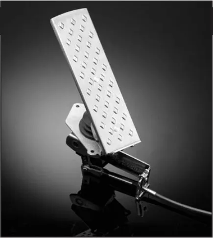 Sistema de pedales con cables de control mecánicos, clave en la transmisión del movimiento del conductor al sistema de frenos.