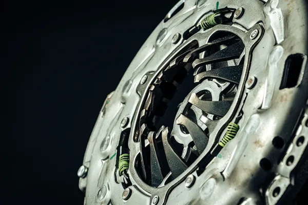 Imagen clara de un clutch de automóvil bien conservado que ayuda a identificar sus componentes al aprender cómo cambiar chicote de clutch
