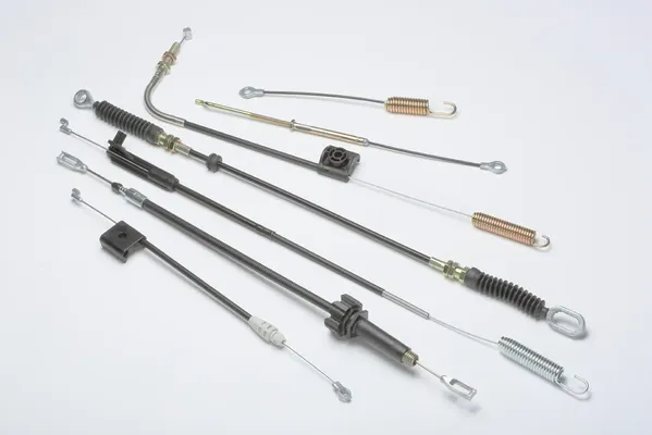 Conjunto de cables automotrices mecánicos diseñados para sistemas de freno, clutch, acelerador y transmisión en vehículos modernos