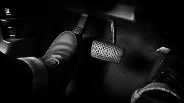 Hombre cometiendo el error de mantener el pedal de clutch presionado, lo que puede acelerar el desgaste del chicote y complicar cómo cambiar chicote de clutch
