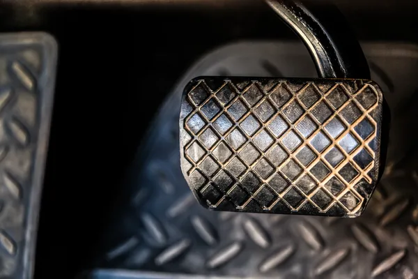 Vista del pedal de freno de un coche cuya función se activa mediante cables automotrices mecánicos de seguridad