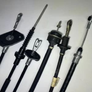 Muestra de chicote de clutch con diferentes tipos de anclaje y ajustadores para múltiples aplicaciones de motor