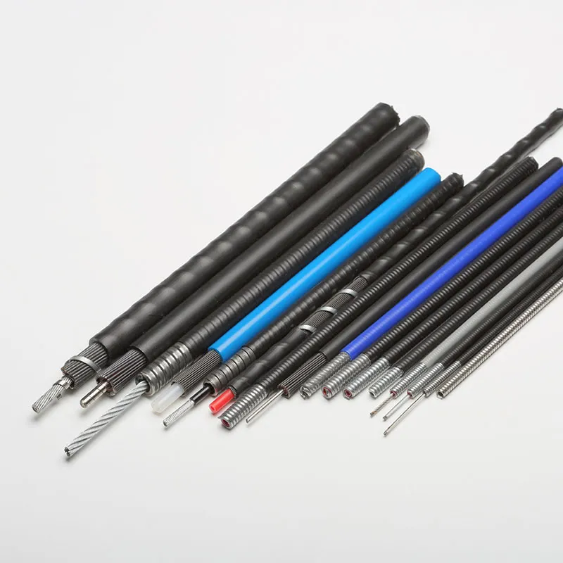 Muestra de diferentes calibres y fundas protectoras reforzadas para cables y controles mecánicos de alta resistencia.